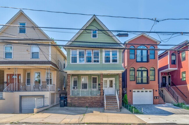 124 W 54th St
