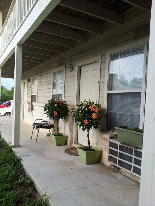 Post Oak Villas Apartments in San Marcos, TX - Building Photo