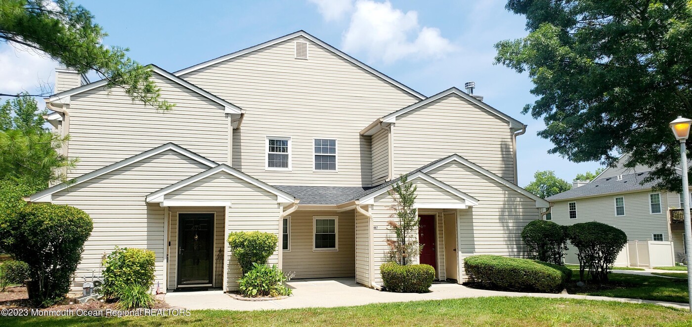 473 Hawthorne Pl in Morganville, NJ - Foto de edificio