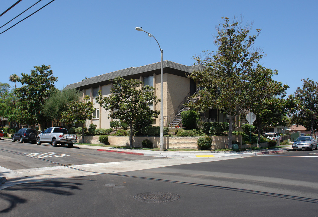 8131 Lemon Cir in La Mesa, CA - Foto de edificio