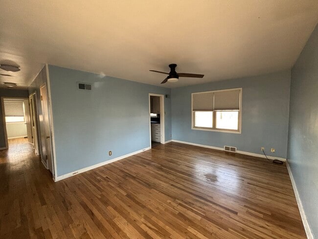 1043 College Ln in Hutchinson, KS - Building Photo - Building Photo