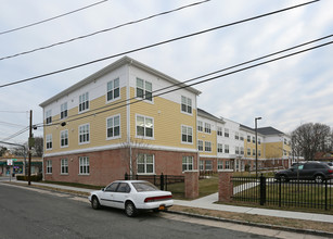 Cathedral Place in Westbury, NY - Foto de edificio - Building Photo