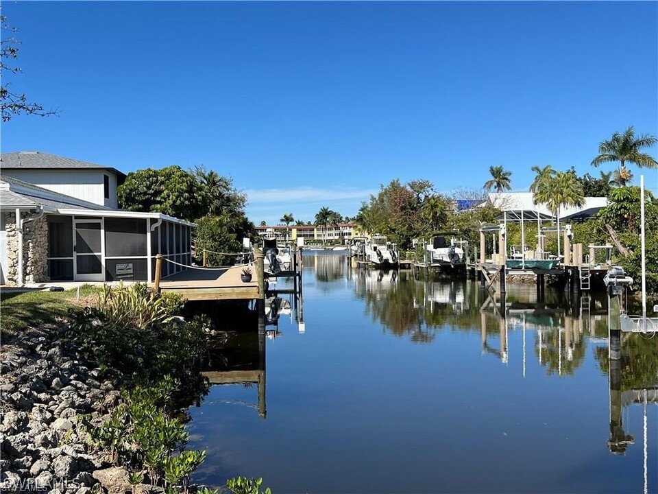 1185 Cherrystone Ct in Naples, FL - Building Photo