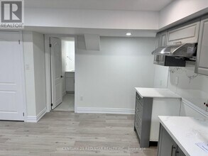 1 Goodview Dr in Brampton, ON - Building Photo - Building Photo