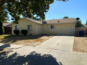 526 Cartmell Dr in Merced, CA - Building Photo - Building Photo