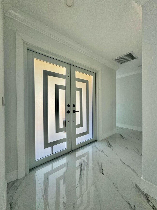 2826 Floral Rd in Lantana, FL - Building Photo - Building Photo