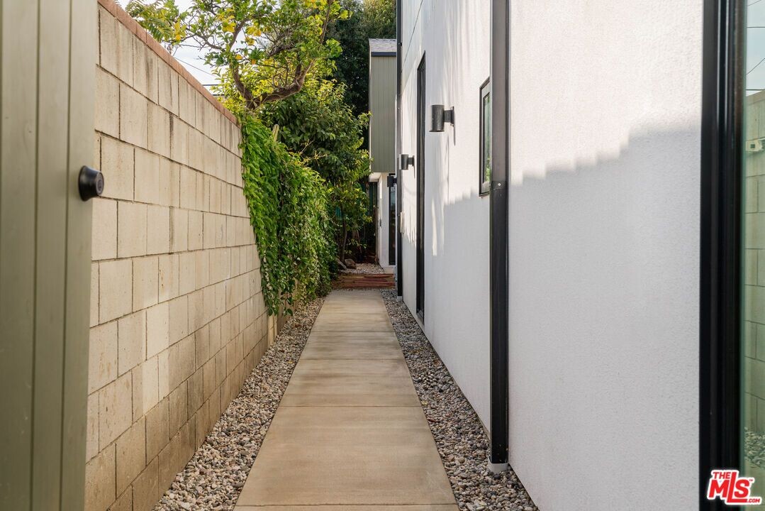 4137 McConnell Blvd in Los Angeles, CA - Building Photo