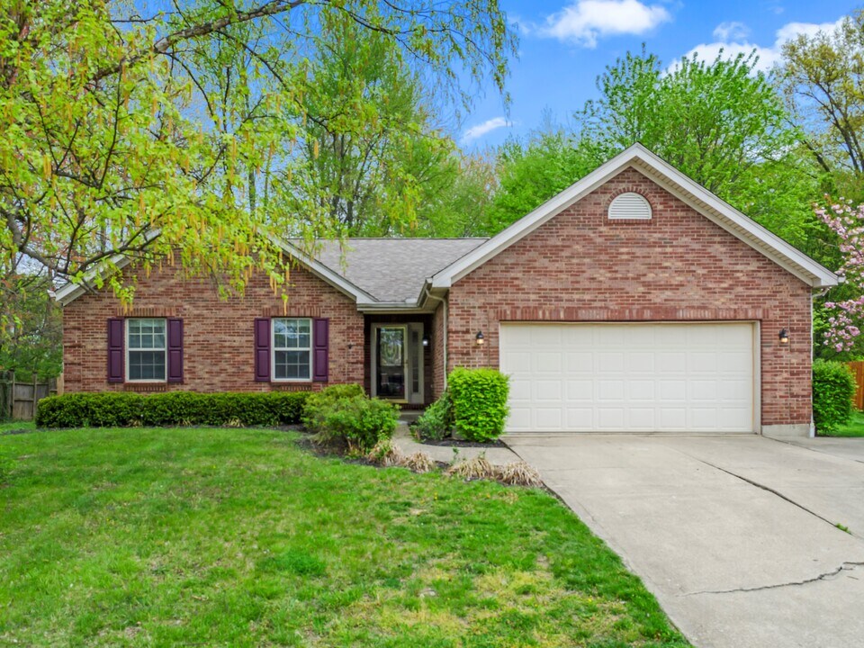 672 E Lake Ln in Cincinnati, OH - Building Photo