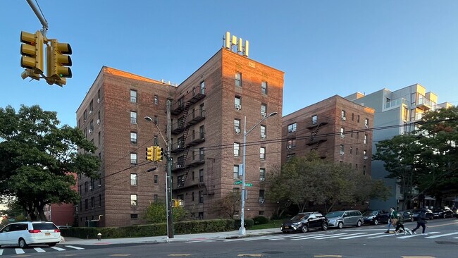 14307 Sanford Ave in Flushing, NY - Foto de edificio - Building Photo