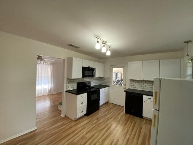 8311 Hathaway Dr in Austin, TX - Building Photo - Building Photo