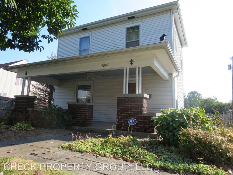 5800 S Main St Photo