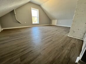 4 Starr Plz, Unit 2nd Floor in East Hampton, CT - Foto de edificio - Building Photo