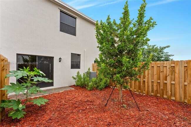 433 NE 12th St in Florida City, FL - Foto de edificio - Building Photo