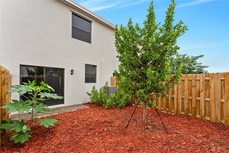 433 NE 12th St in Florida City, FL - Building Photo - Building Photo