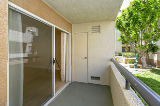 5525 Canoga Ave, Unit 113 in Woodland Hills, CA - Building Photo - Building Photo