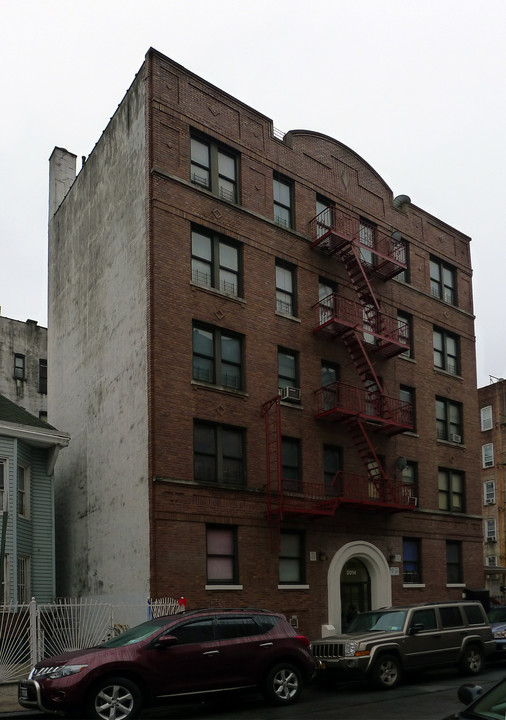 2014 Morris Ave in Bronx, NY - Foto de edificio