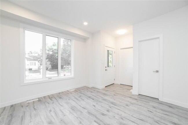 92 Pilgrim Ave in Winnipeg, MB - Foto de edificio - Building Photo