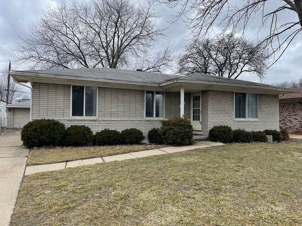 31287 Mc Namee St in Fraser, MI - Building Photo