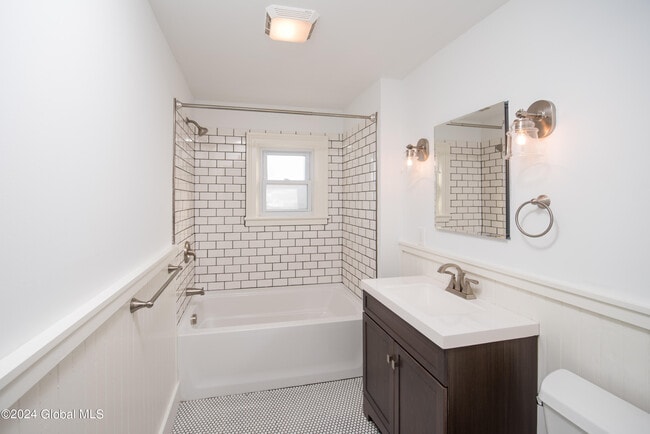 130 Van Dam St, Unit 2 in Saratoga Springs, NY - Building Photo - Building Photo