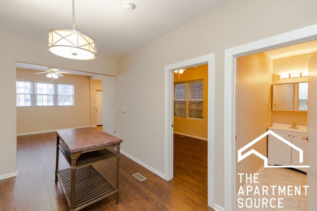 2447 N Clybourn Ave, Unit 1F in Chicago, IL - Building Photo - Building Photo