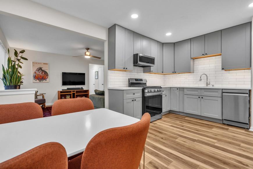 5516 W Higgins Ave in Chicago, IL - Building Photo