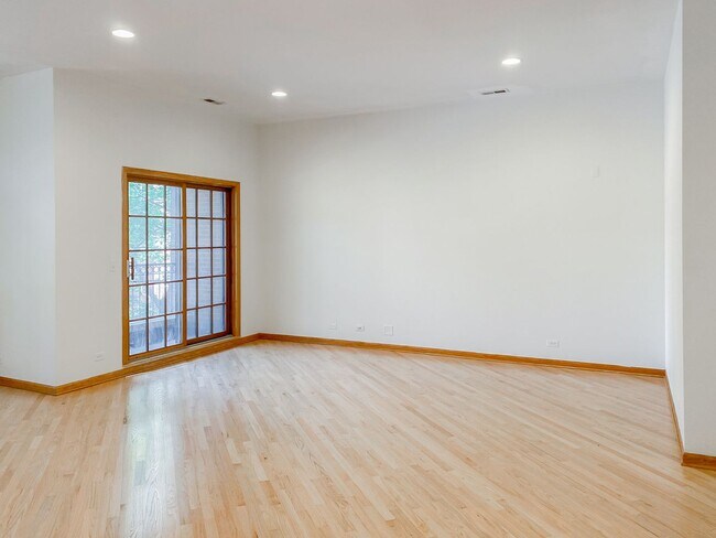 3338 N Sheffield Ave, Unit 4 in Chicago, IL - Foto de edificio - Building Photo