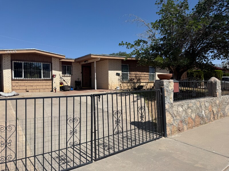 10449 Mackinaw St in El Paso, TX - Building Photo