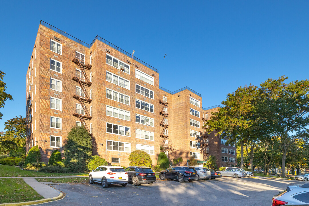 Bell Apartments in Bayside, NY - Building Photo