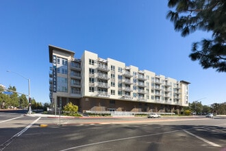 Halcyon House in Costa Mesa, CA - Foto de edificio - Building Photo