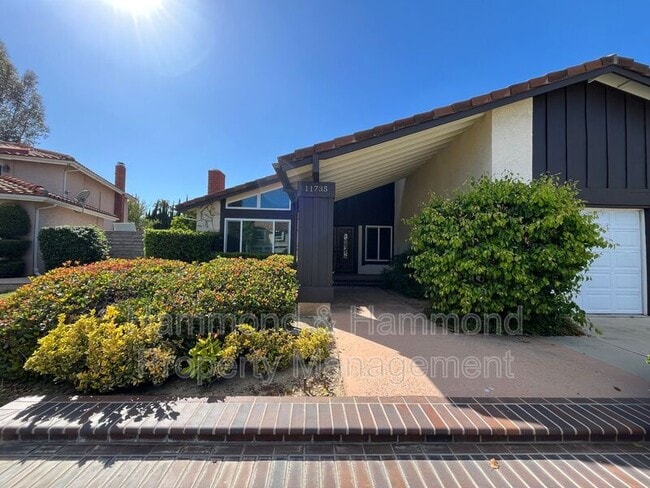11735 La Tierra Ct in Los Angeles, CA - Foto de edificio - Building Photo