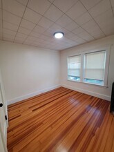 25 Oak St, Unit 2 in Milton, MA - Foto de edificio - Building Photo