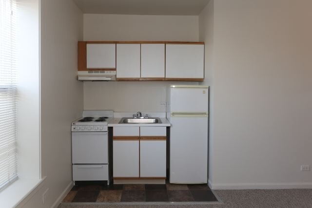 3957 W Irving Park Rd, Unit 403 in Chicago, IL - Building Photo - Building Photo