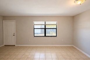 2068 Franklin St in Ft. Myers, FL - Building Photo