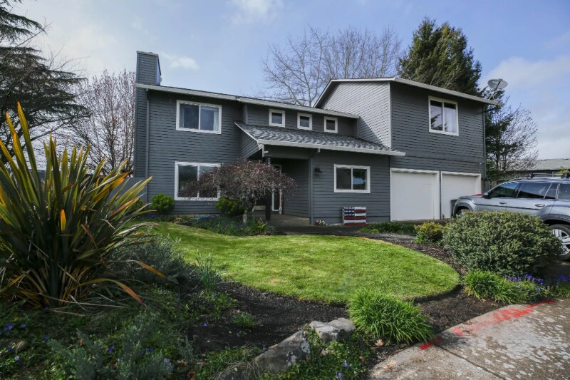 1555 SW Gilson Ct in McMinnville, OR - Foto de edificio