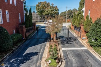 4317 Kingston Gate Cove in Chamblee, GA - Foto de edificio - Building Photo