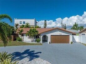 7125 Shore Dr S in South Pasadena, FL - Building Photo