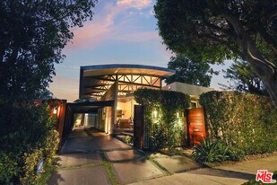 8735 Dorrington Ave in West Hollywood, CA - Building Photo