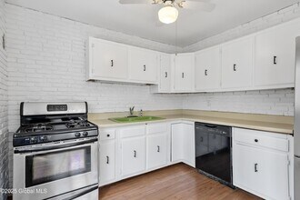 13 Holly Dr, Unit B011 in Saratoga Springs, NY - Building Photo - Building Photo