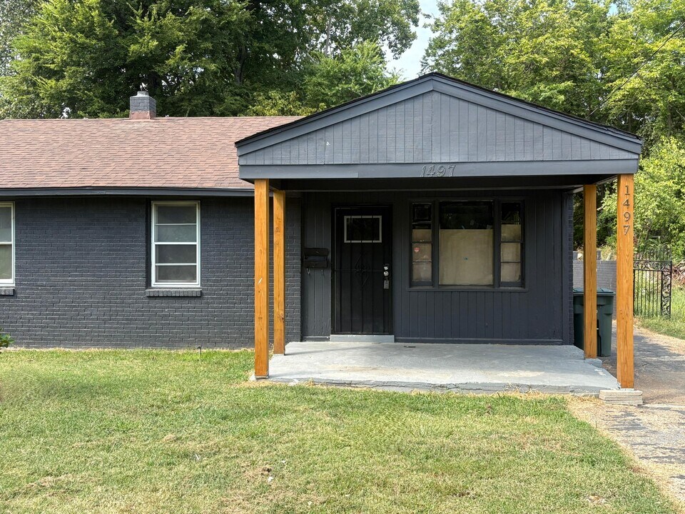 1497 S McLean Blvd in Memphis, TN - Building Photo