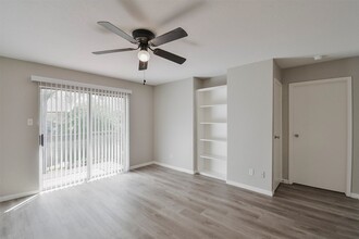 12955 Woodforest Blvd, Unit 54 in Houston, TX - Building Photo - Building Photo