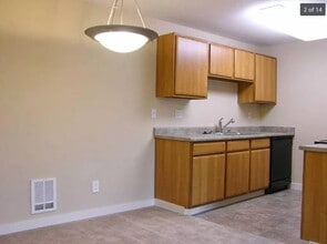 16817 Larch Way, Unit D205 in Lynnwood, WA - Foto de edificio - Building Photo
