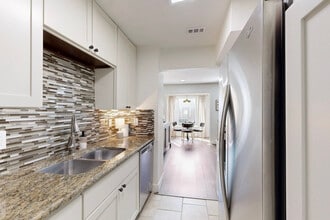 5757 Martel Ave, Unit A12 in Dallas, TX - Foto de edificio - Building Photo