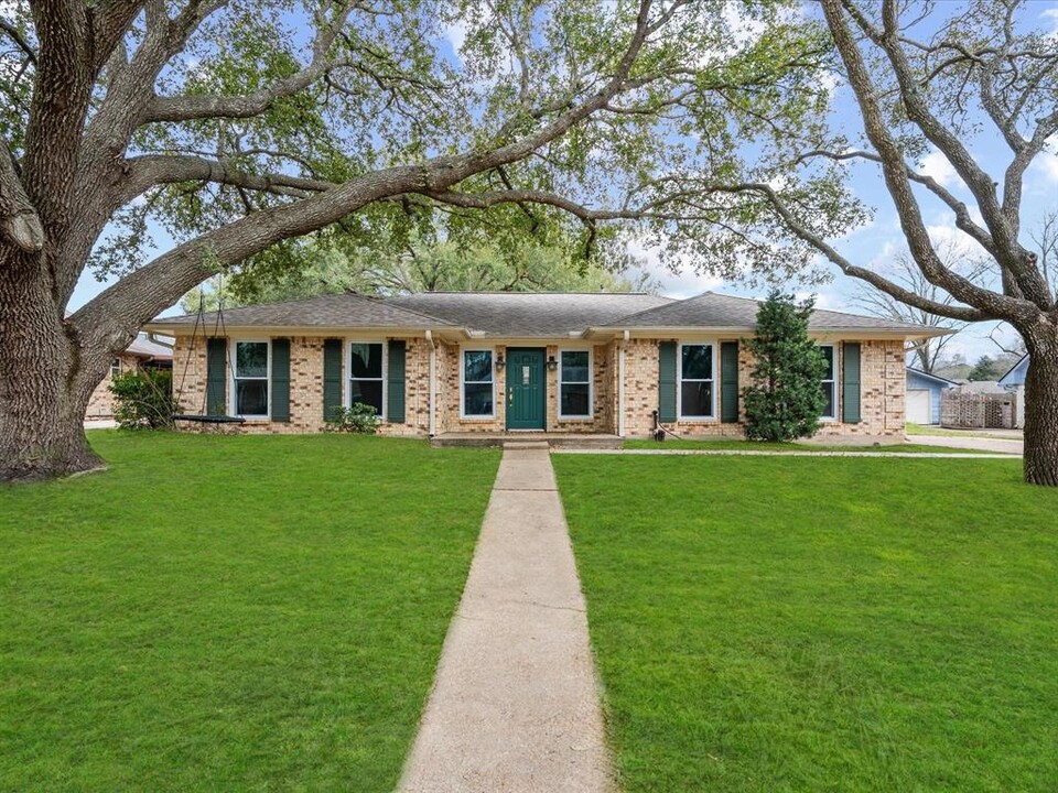 31218 Stella Ln in Tomball, TX - Foto de edificio