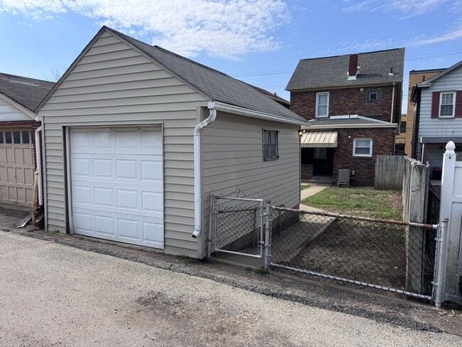 3211 Walnut St in McKeesport, PA - Building Photo - Building Photo