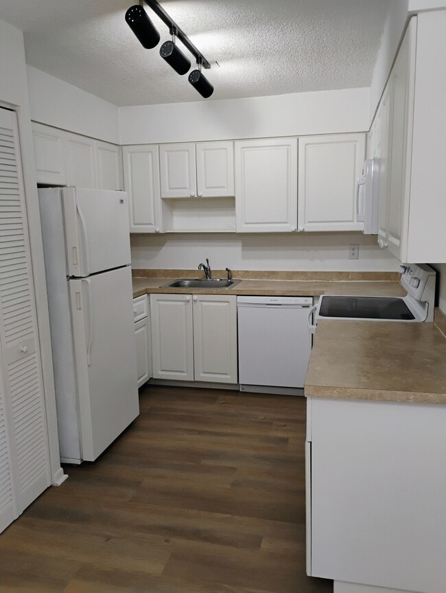 1100 SE 4th Ave, Unit 18 in Deerfield Beach, FL - Building Photo - Building Photo