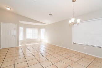 5216 Backwoodsman Ave in Las Vegas, NV - Foto de edificio - Building Photo