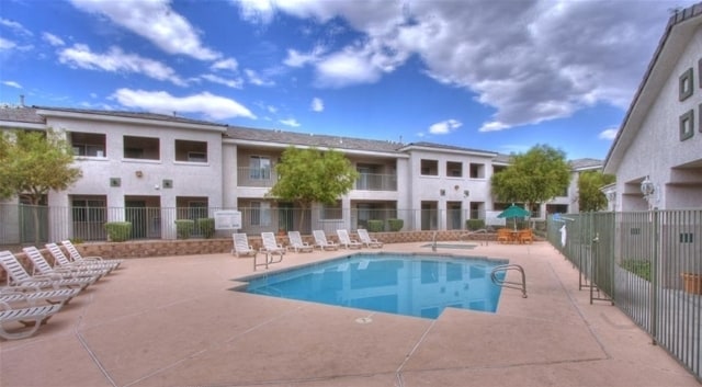 Sunrise Palms Senior Apartments in Las Vegas, NV - Foto de edificio - Building Photo