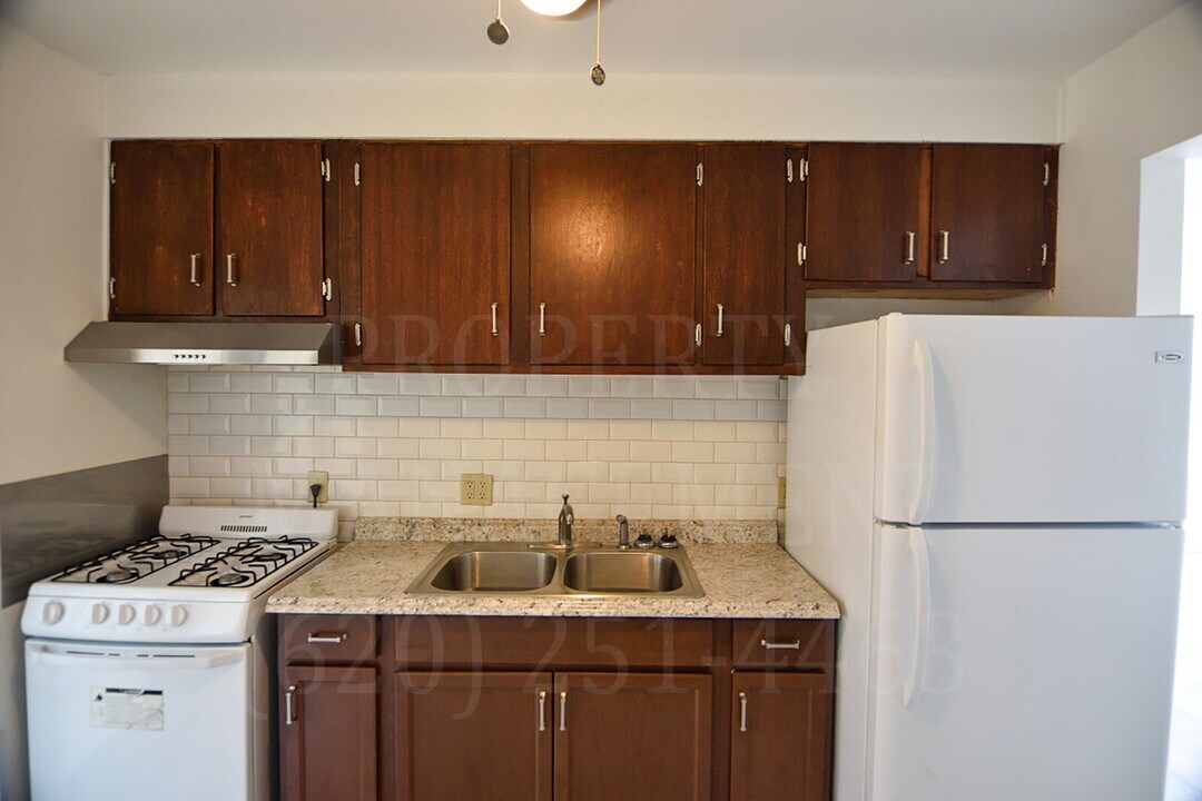 403 W 9th St in Coffeyville, KS - Building Photo