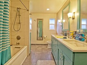 6556 Cleopatra Pl NW in Seattle, WA - Foto de edificio - Building Photo