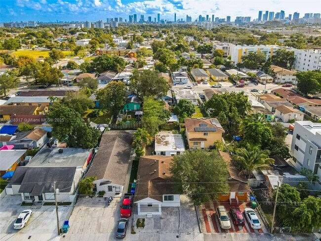2701 NW 24th Ct in Miami, FL - Foto de edificio - Building Photo